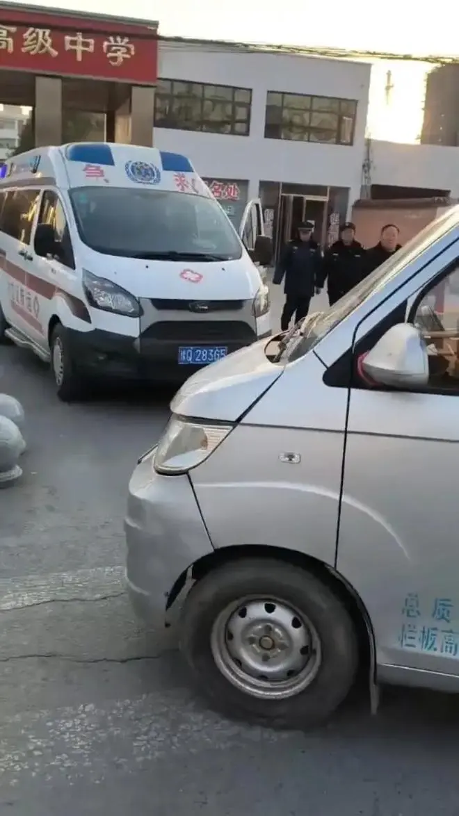 &nbsp;家长未到之前，急着拉走孩子的救护车，不是本地车，是外县的120车。救护车的牌照不是专用牌照，是普通车的牌照。