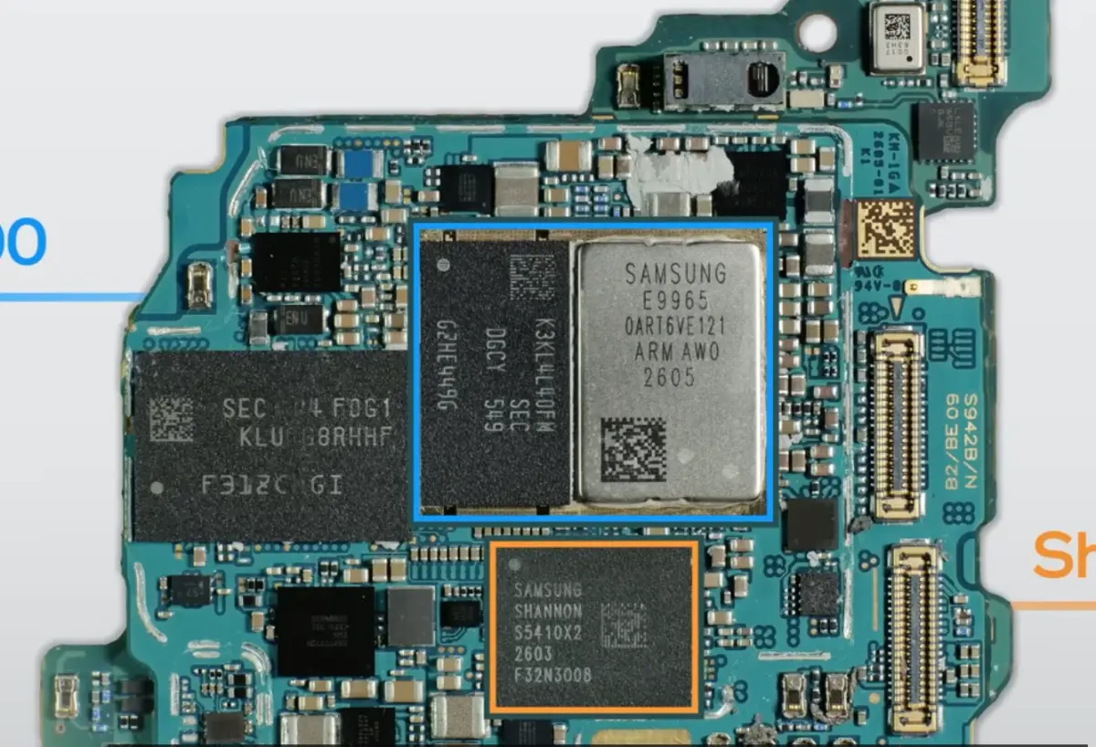 今年三星出的2nm芯片Exynos 2600采用HPB封装,其就是将DRAM和CPU+GPU分置两侧,CPU+GPU侧加了金属板,直接对外散热,显著改善了散热效果,缓解了CPU的积热问题。